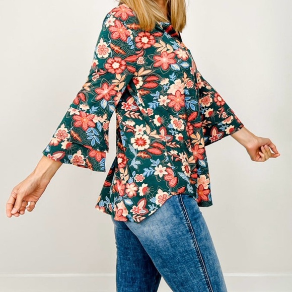 NEW! Lizzy 3/4 Bell Sleeve Top in Hunter
Green Floral Print L - Picture 4 of 5